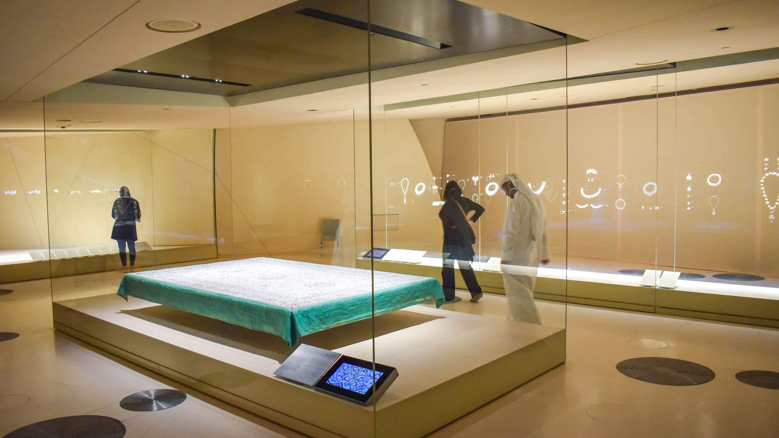 16-2 Qatar Museum object presentation
